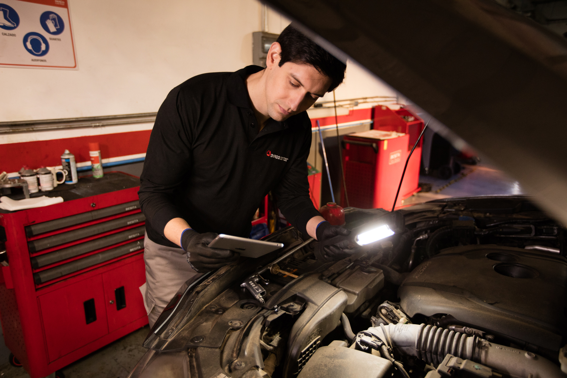 Mecánico trabajando en un auto