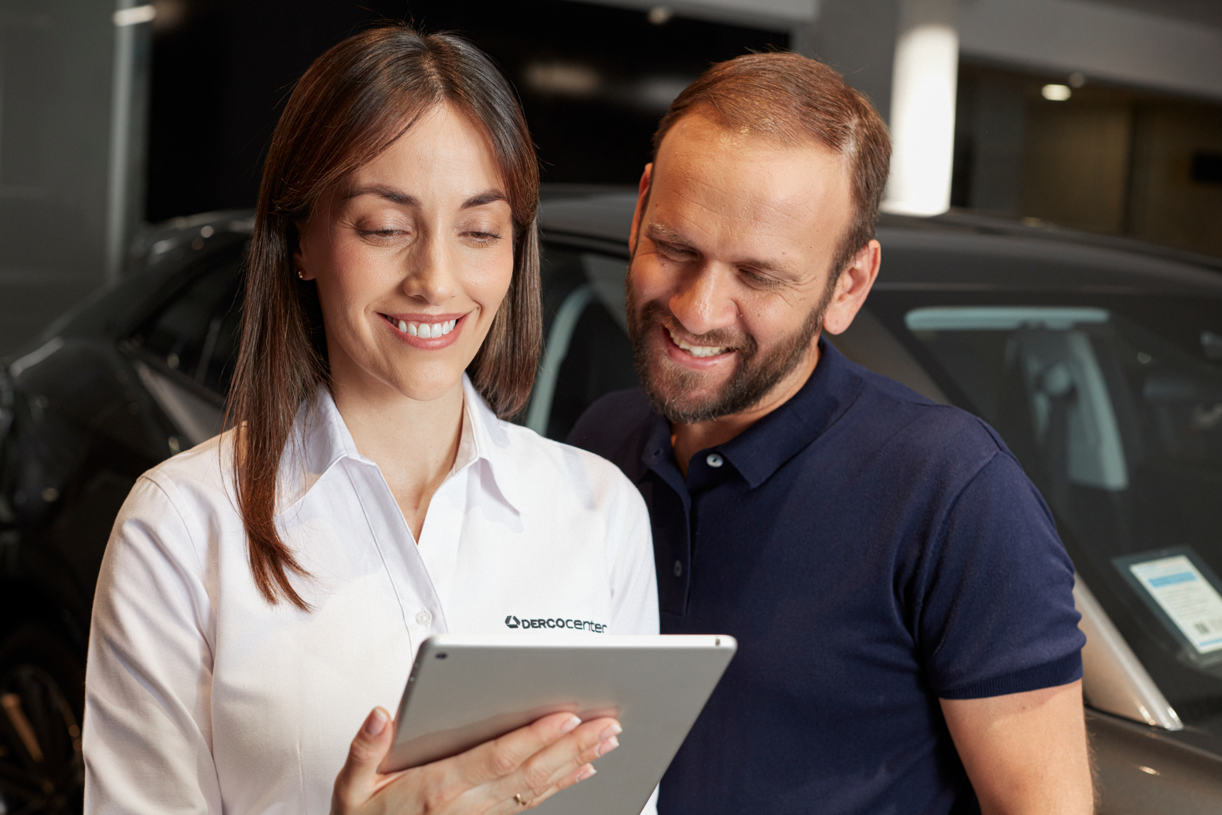 Mecánico trabajando en un auto